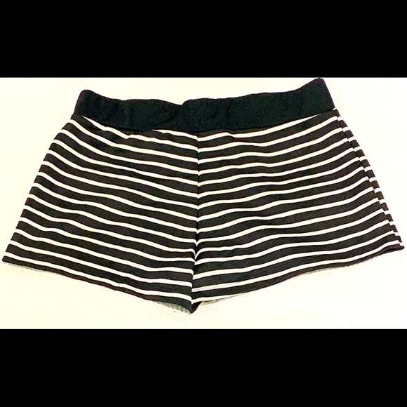 Monteau Shorts - Picture 3 of 3